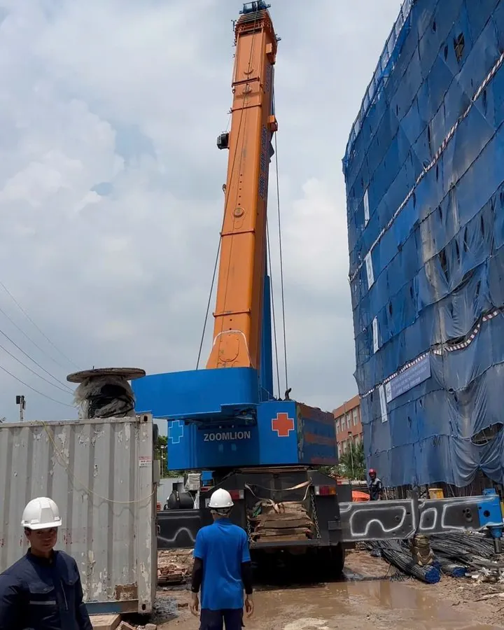 Cẩu cỡ lớn tại công trường