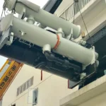 Cẩu cụm thiết bị chiller lên tầng cao