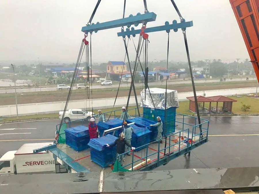 Cẩu cụm thiết bị trên khung nâng