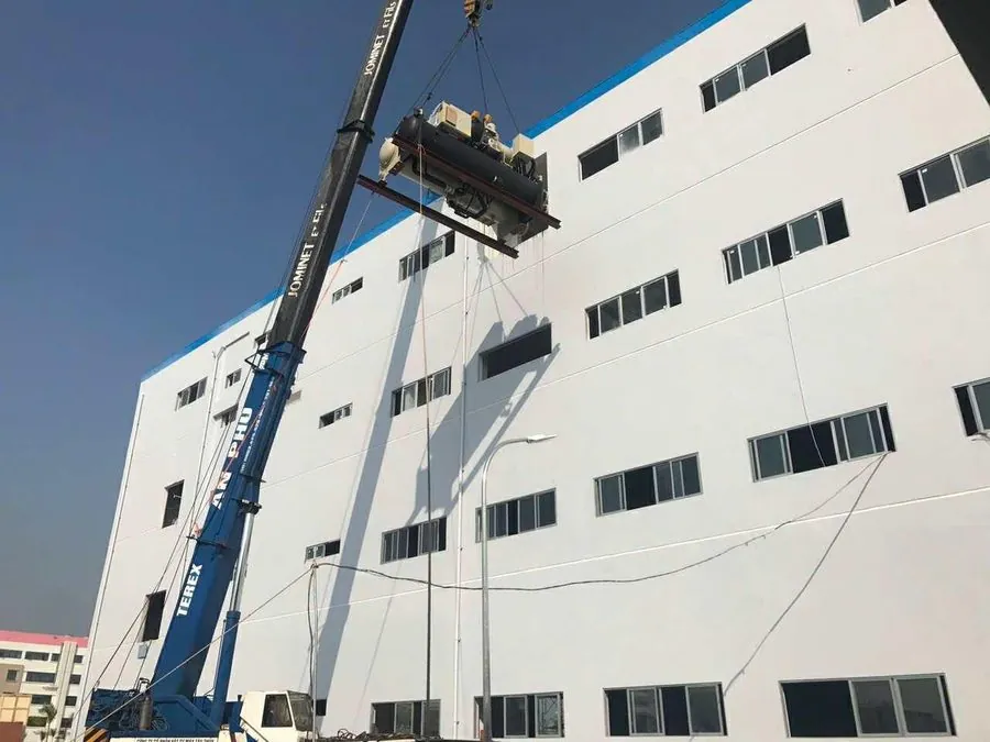 Cẩu thiết bị lên mái nhà xưởng