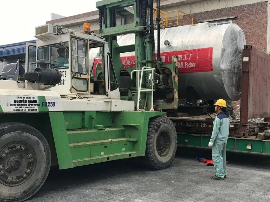 Xe nâng hạng nặng của Nguyễn Mạnh nâng bồn chứa