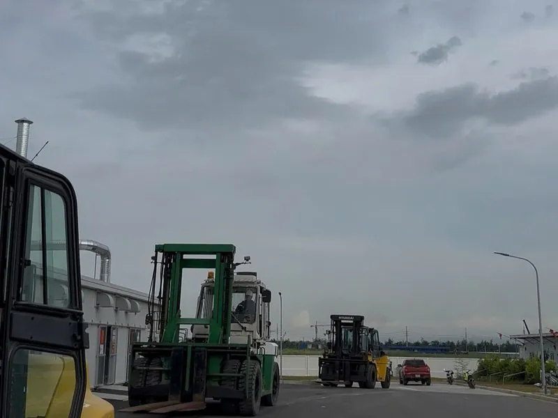 Đội xe nâng trên tuyến đường nội bộ khu công nghiệp