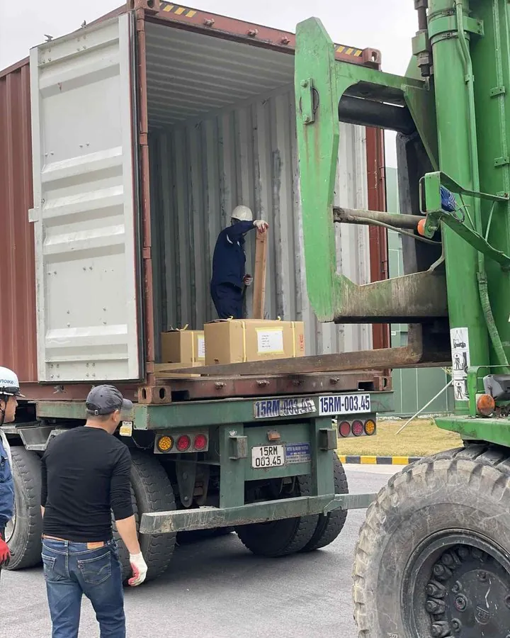 Chuẩn bị rút container – hạ máy 18 tấn