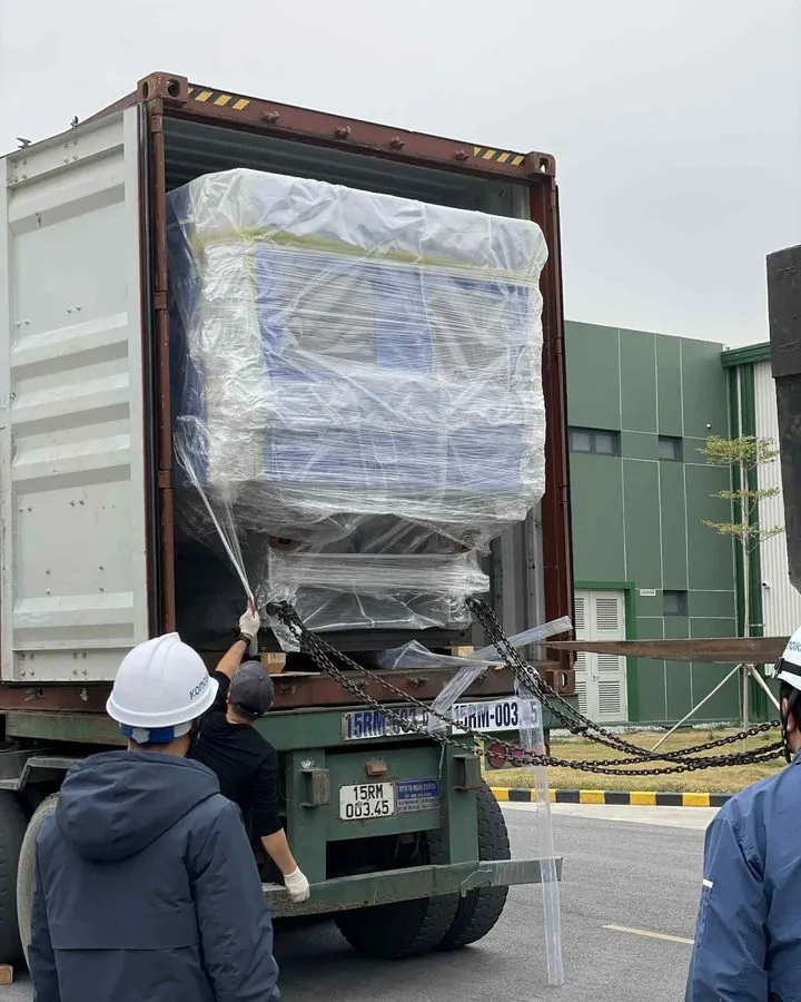 Tiến hành hạ máy 18 tấn