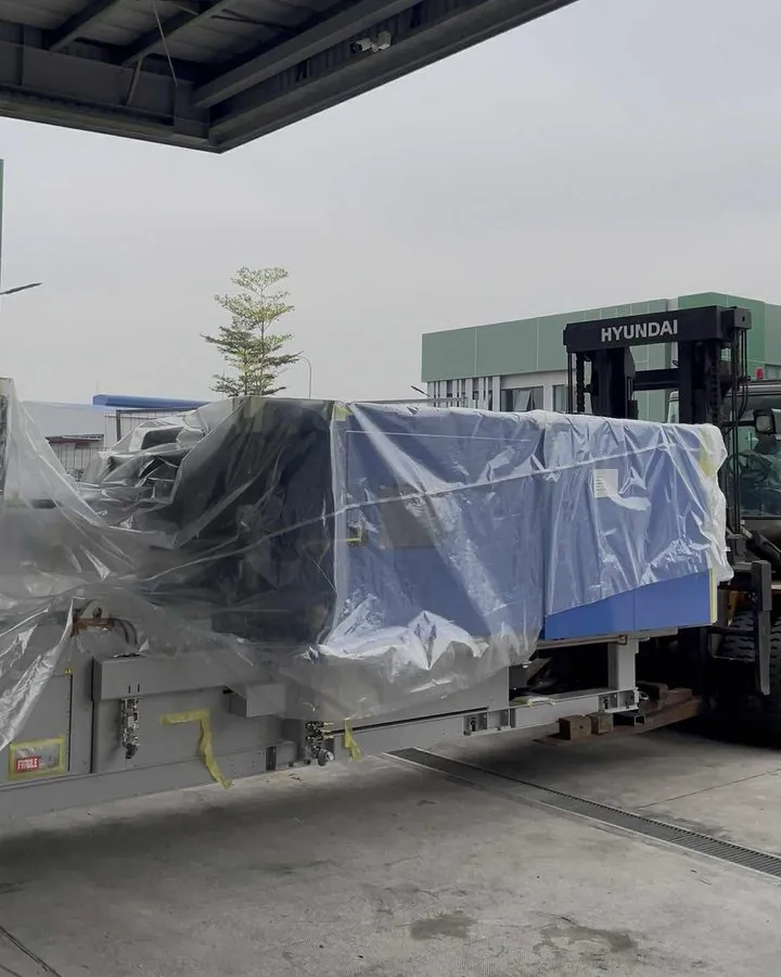 Vận chuyển máy 18 tấn vào trong xưởng