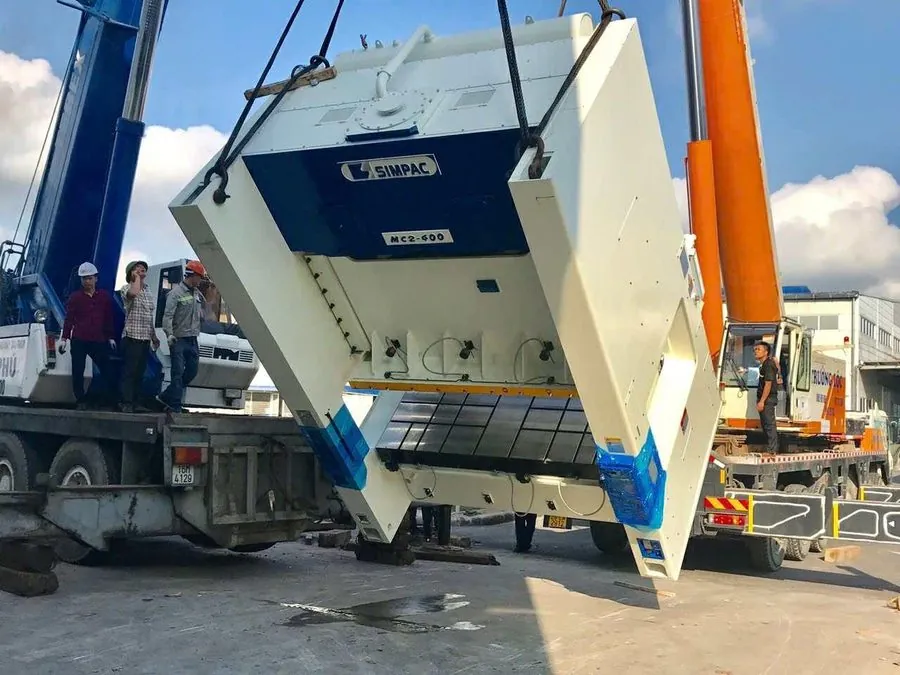 Hai cẩu phối hợp lật và hạ máy dập SIMPAC