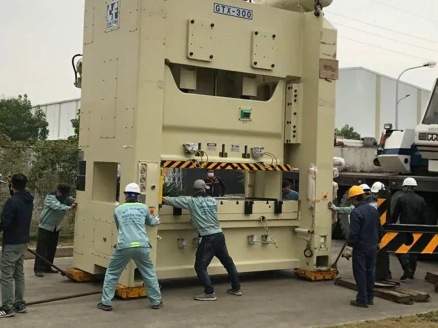 Đội kỹ thuật Nguyễn Mạnh cẩu máy dập công nghiệp