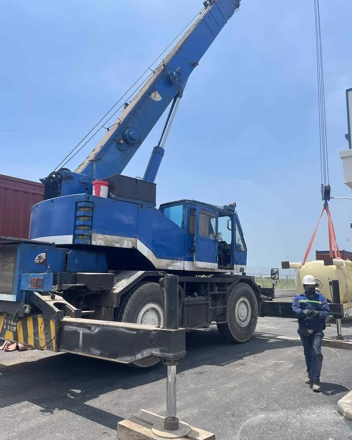 Xe cẩu bánh lốp nâng bồn công nghiệp