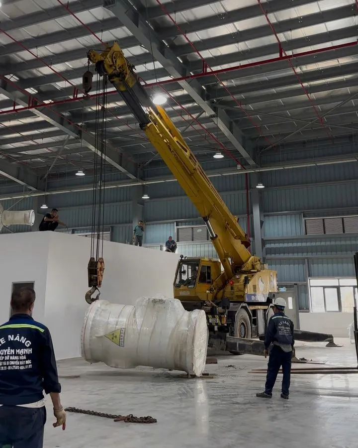 Xe cẩu tự hành nâng thiết bị trong nhà xưởng