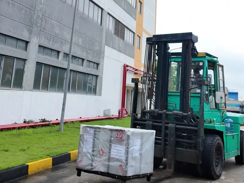 Xe nâng chở kiện hàng dọc nhà xưởng