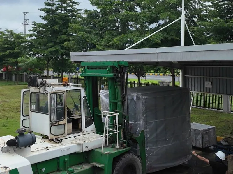 Xe nâng đưa kiện máy vào khu mái che