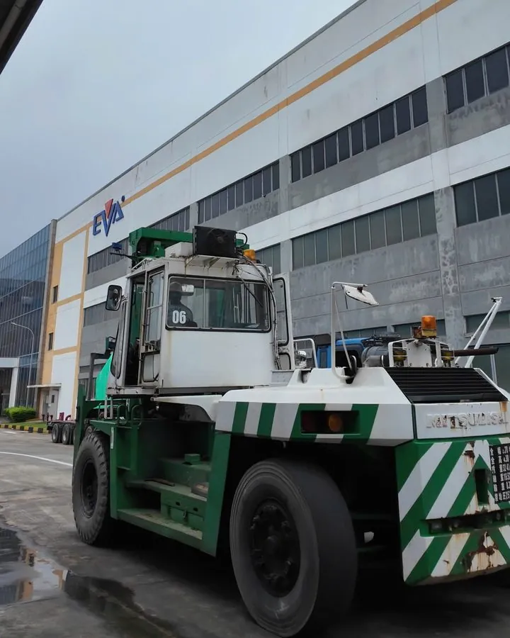 Xe nâng hạng nặng đến 21 tấn tại nhà máy