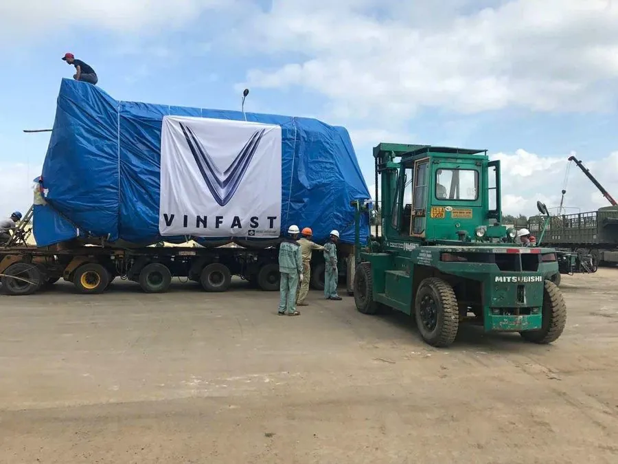 Xe nâng Nguyễn Mạnh tại dự án nhà máy VinFast