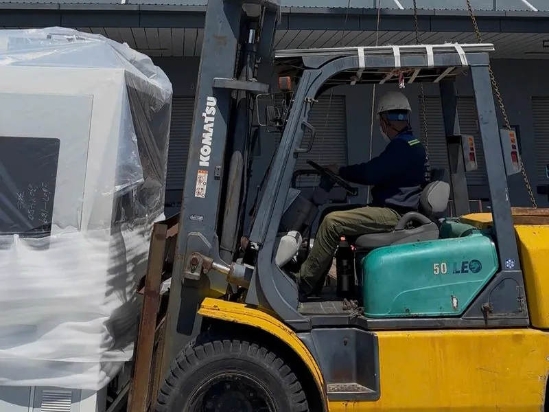 Xe nâng phối hợp cẩu đưa thiết bị vào nhà máy