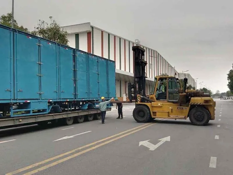 Xe nâng rút container chở máy vào khu công nghiệp